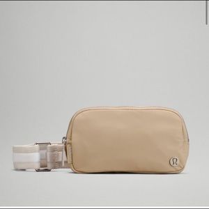 Lululemon Everywhere Crossbody in Trench/White Opal